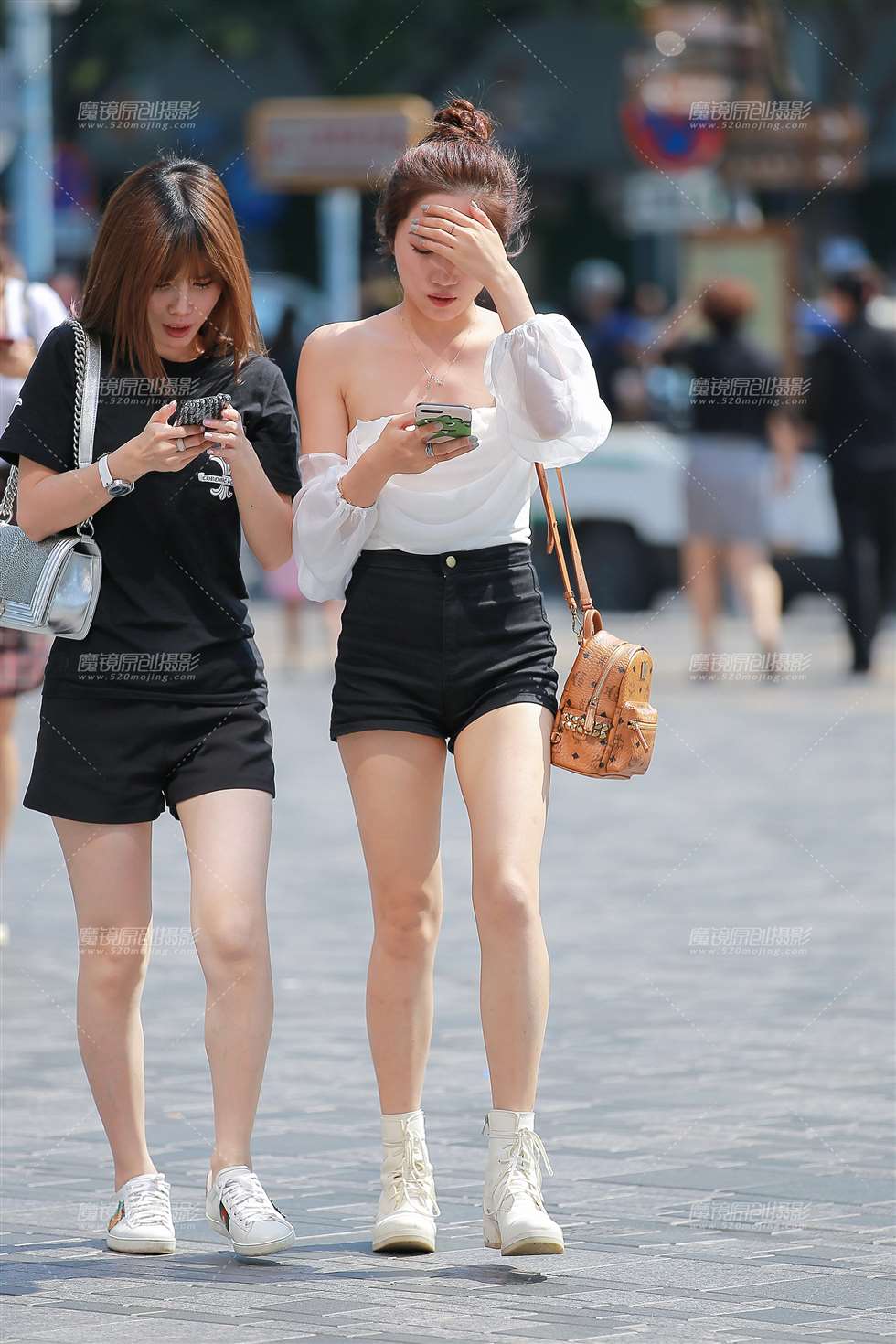 图片[4]-阳光下的热裤美眉-街拍流行馆