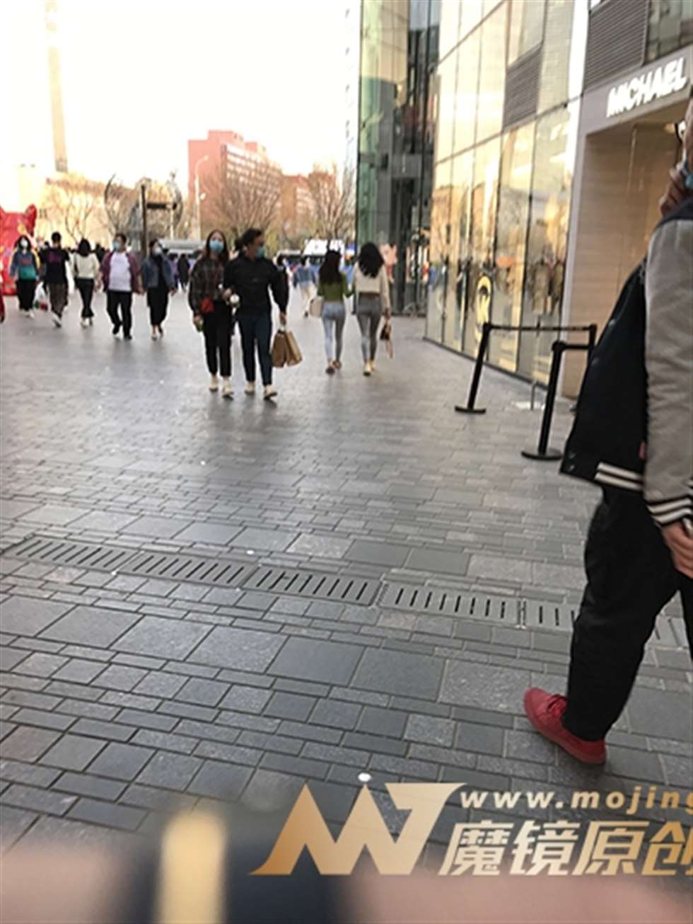 图片[3]-【玻璃赛帖】浅牛仔裤小姐姐-街拍流行馆