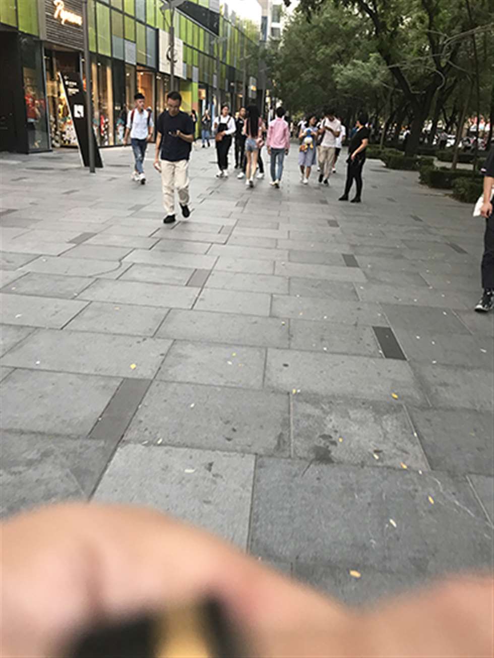 图片[3]-【玻璃赛帖】长腿白嫩女友-街拍流行馆
