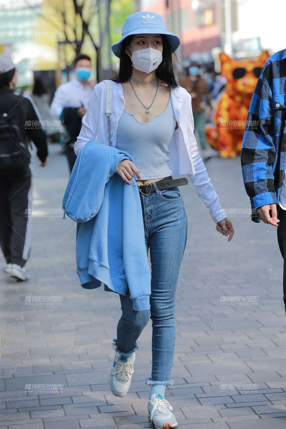 图片[1]-【玻璃赛帖】紧身蓝牛女友-街拍流行馆