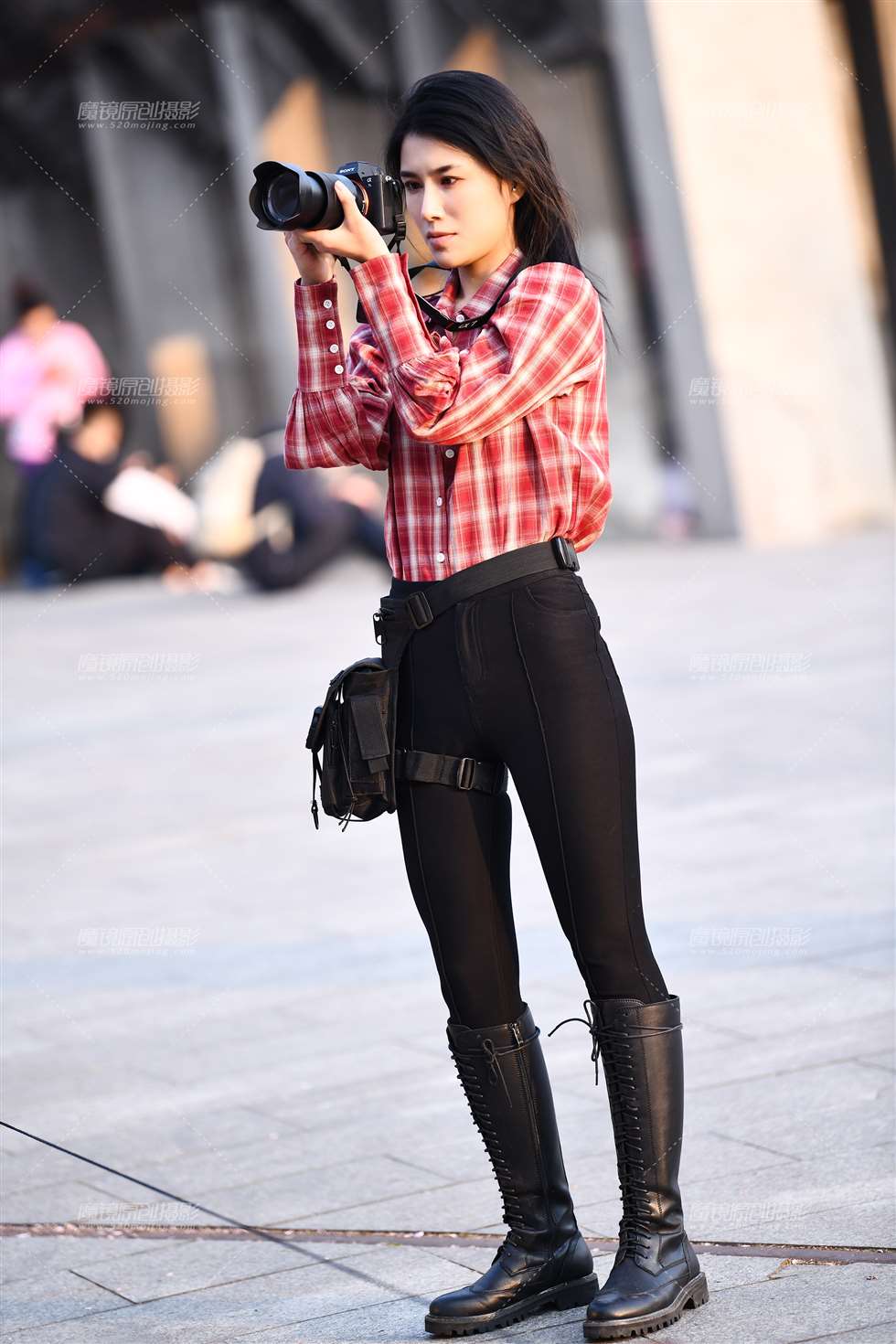 图片[1]-【咔喳赛贴】遇见女摄影师-街拍流行馆