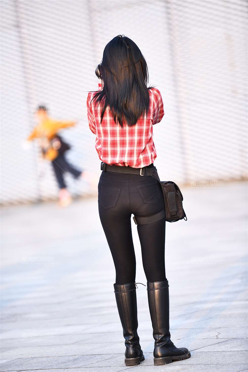 图片[2]-【咔喳赛贴】遇见女摄影师-街拍流行馆