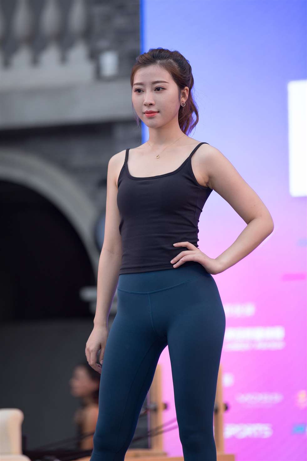图片[1]-【凯恩赛贴】精致且天生丽质 绽放女人的光彩-街拍流行馆