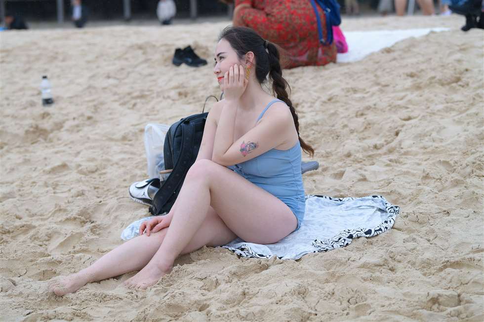 图片[1]-【视觉冲击赛贴】白嫩海边美女-街拍流行馆