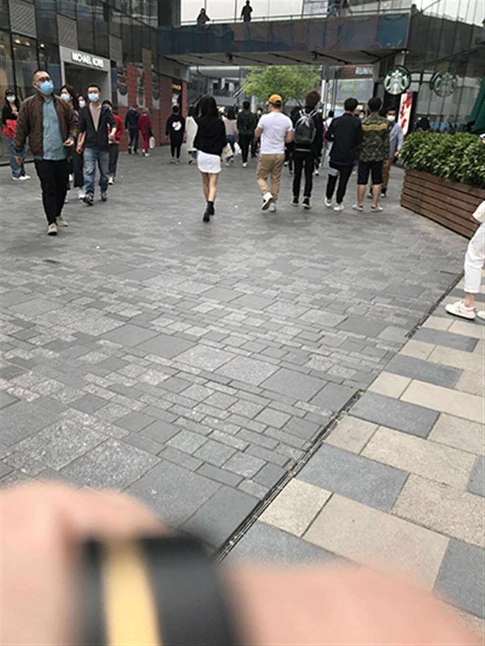 图片[3]-【玻璃赛帖】白色包臀裙美眉-街拍流行馆