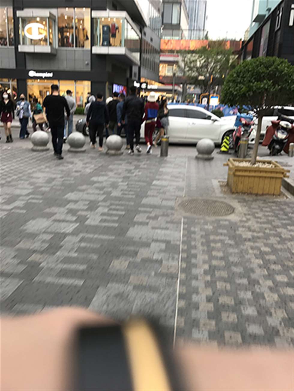 图片[3]-【玻璃赛帖】红色瑜伽裤女友-街拍流行馆