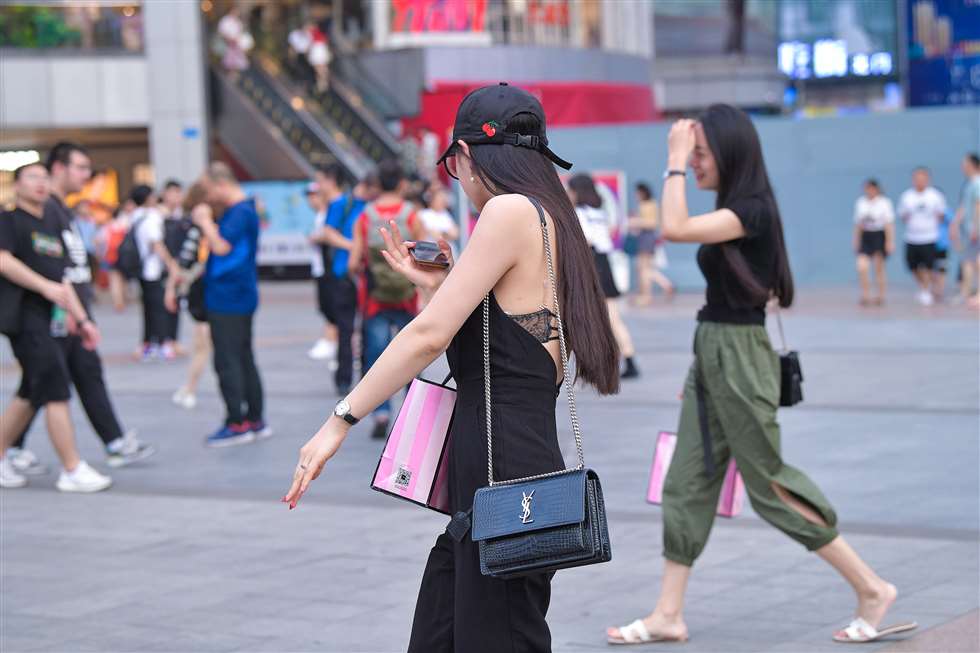 图片[5]-【视觉冲击赛贴】有点害羞de美胸美女-街拍流行馆