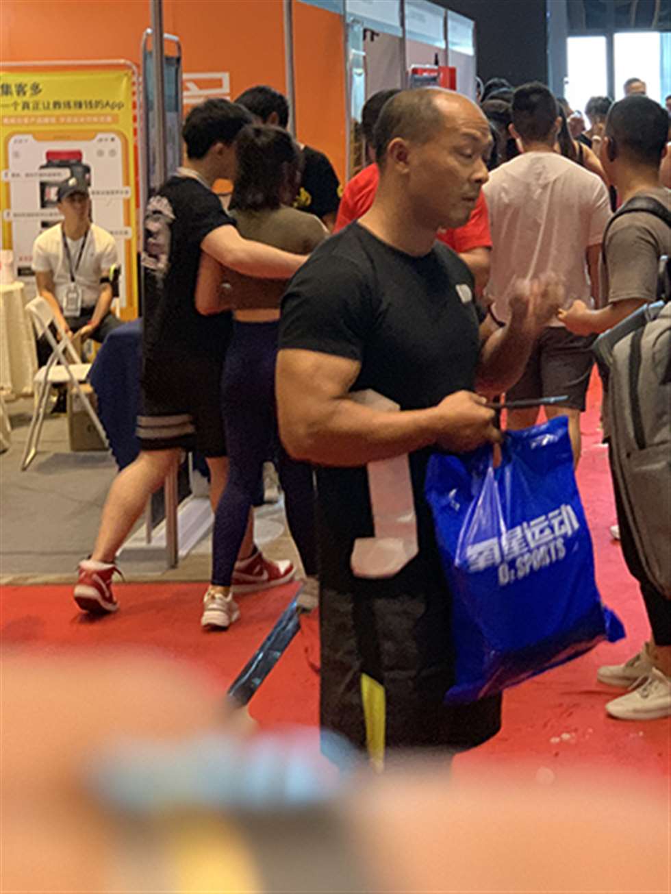 图片[3]-【视觉冲击赛贴】蓝色紧身裤-街拍流行馆
