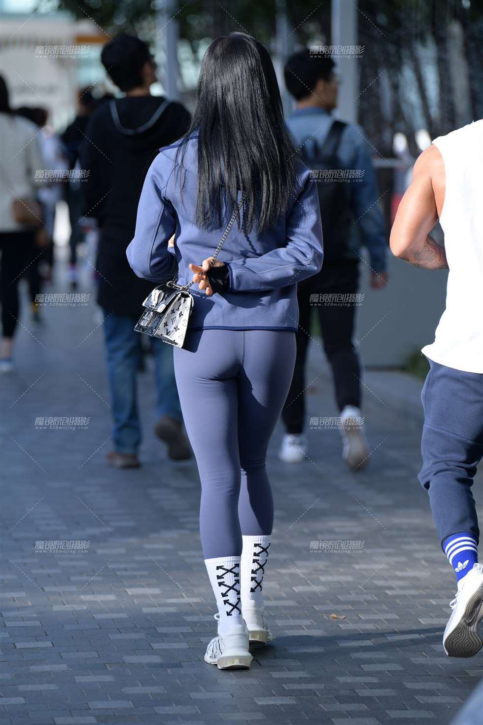 图片[1]-【小默赛帖】1700漂亮紧身美女-街拍流行馆