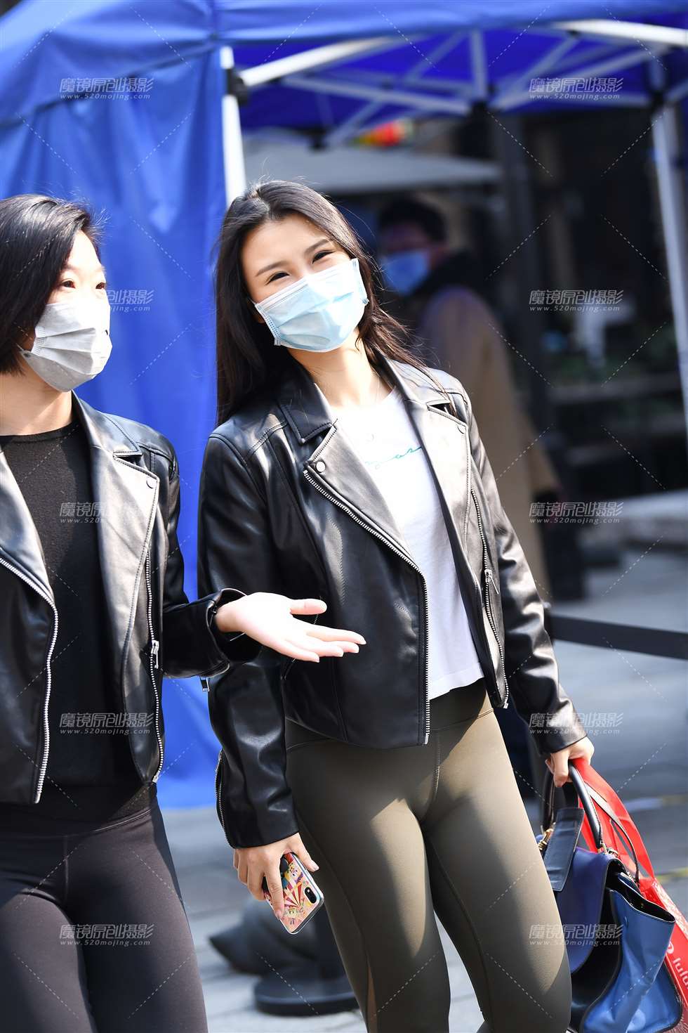 图片[1]-【咔喳赛贴】闺蜜珊珊来迟-街拍流行馆