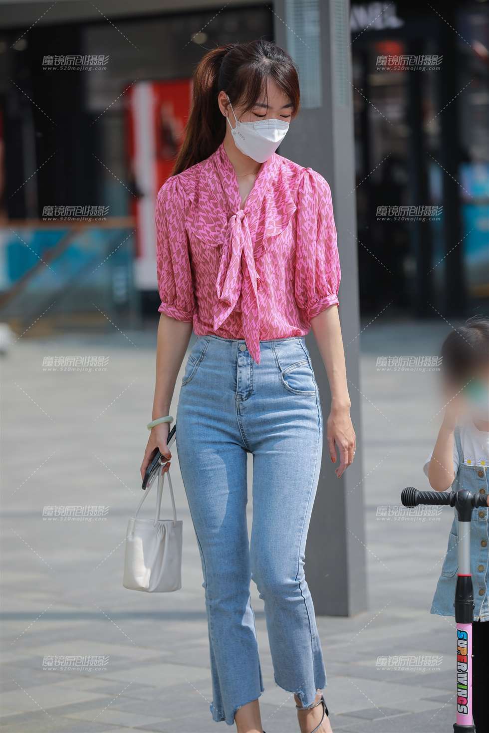 图片[1]-【玻璃赛帖】牛仔裤辣妈-街拍流行馆