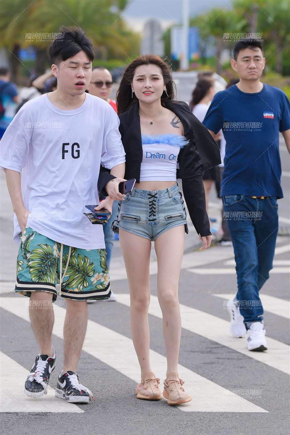图片[1]-性感的热裤女友-街拍流行馆