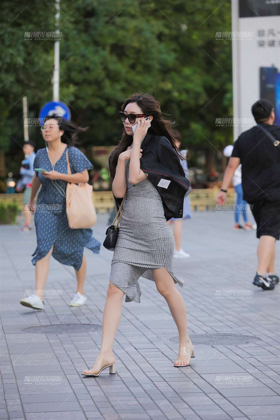 图片[1]-开叉包臀裙女子-街拍流行馆