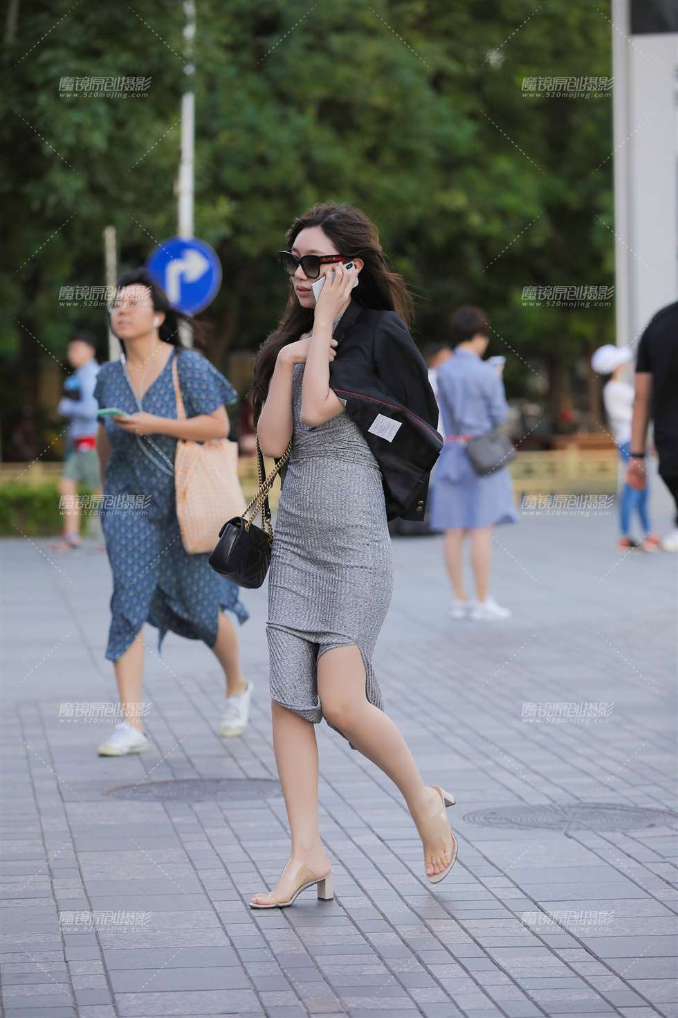 图片[3]-开叉包臀裙女子-街拍流行馆