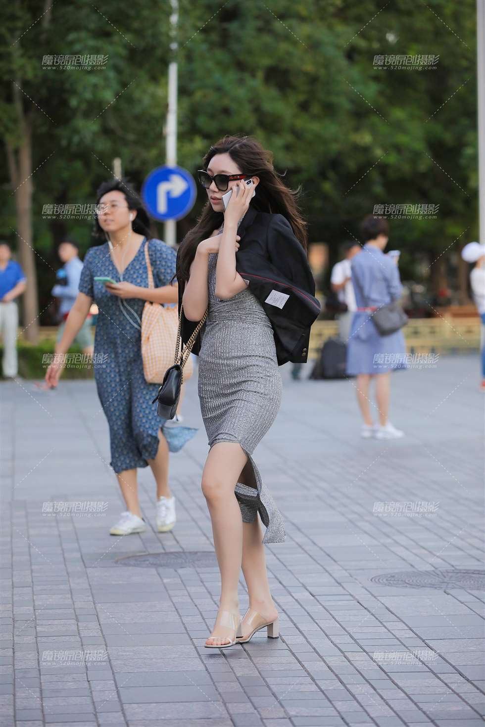 图片[4]-开叉包臀裙女子-街拍流行馆