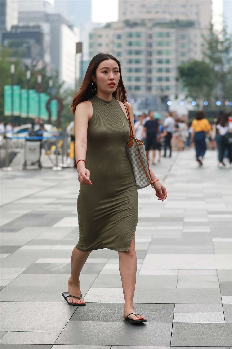图片[1]-【凯恩赛贴】贴身的连衣裙-街拍流行馆