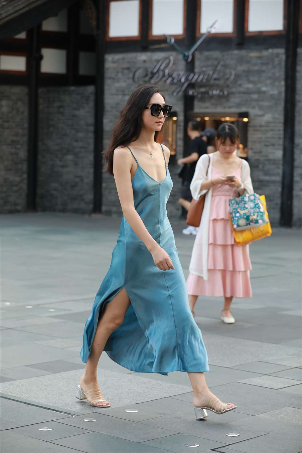 图片[1]-【凯恩赛贴】舒适的绸缎最适合夏天-街拍流行馆