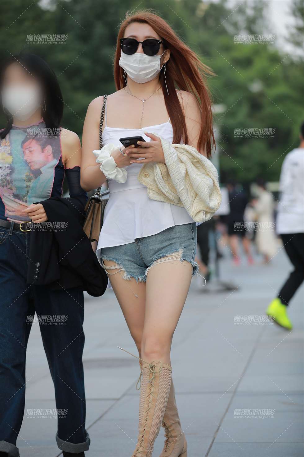 图片[1]-【玻璃赛帖】牛仔热裤美眉-街拍流行馆