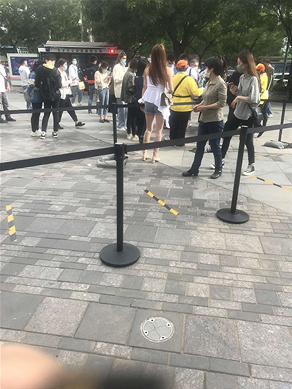 图片[3]-【玻璃赛帖】牛仔热裤美眉-街拍流行馆