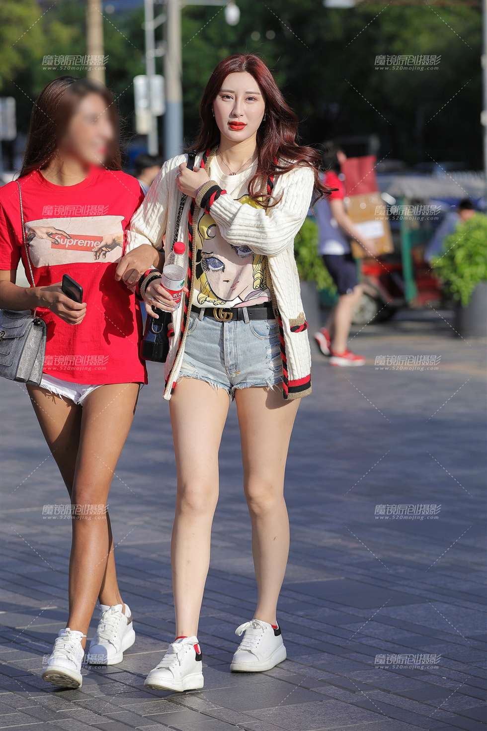 图片[1]-热裤大白腿美女-街拍流行馆