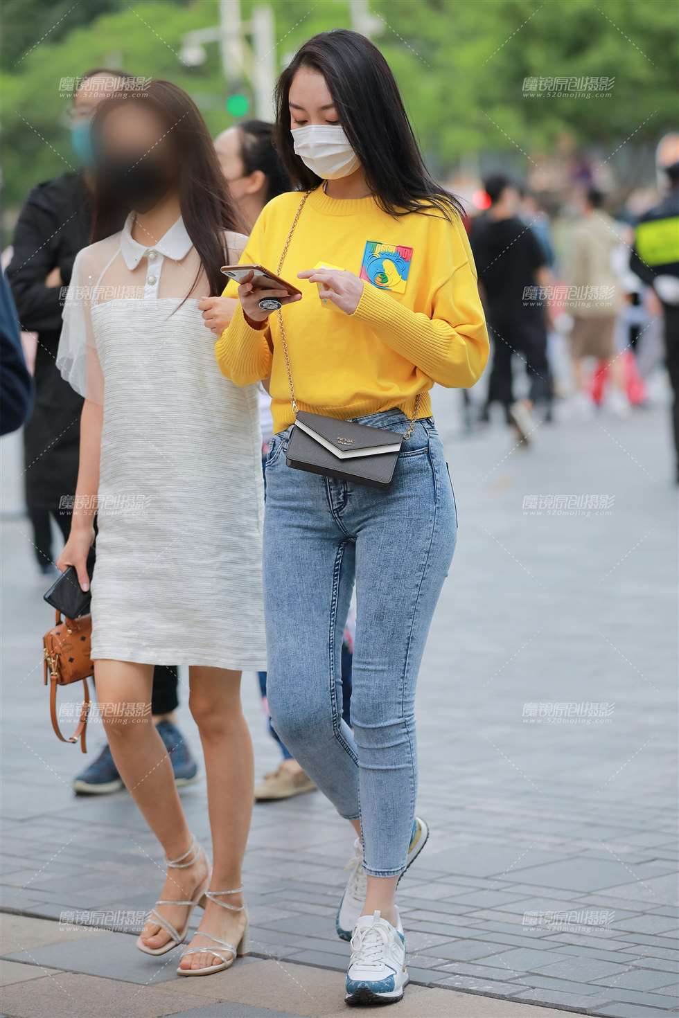 图片[1]-【玻璃赛帖】浅色牛仔裤美眉-街拍流行馆