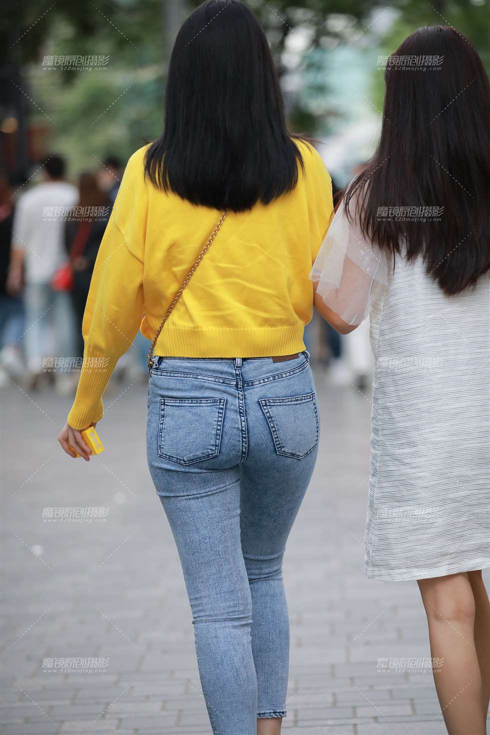 图片[2]-【玻璃赛帖】浅色牛仔裤美眉-街拍流行馆