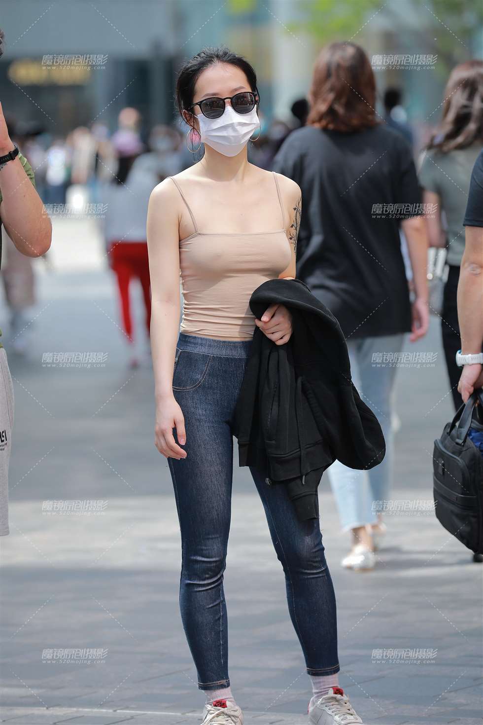 图片[1]-【玻璃赛帖】吊带紧身裤美女-街拍流行馆