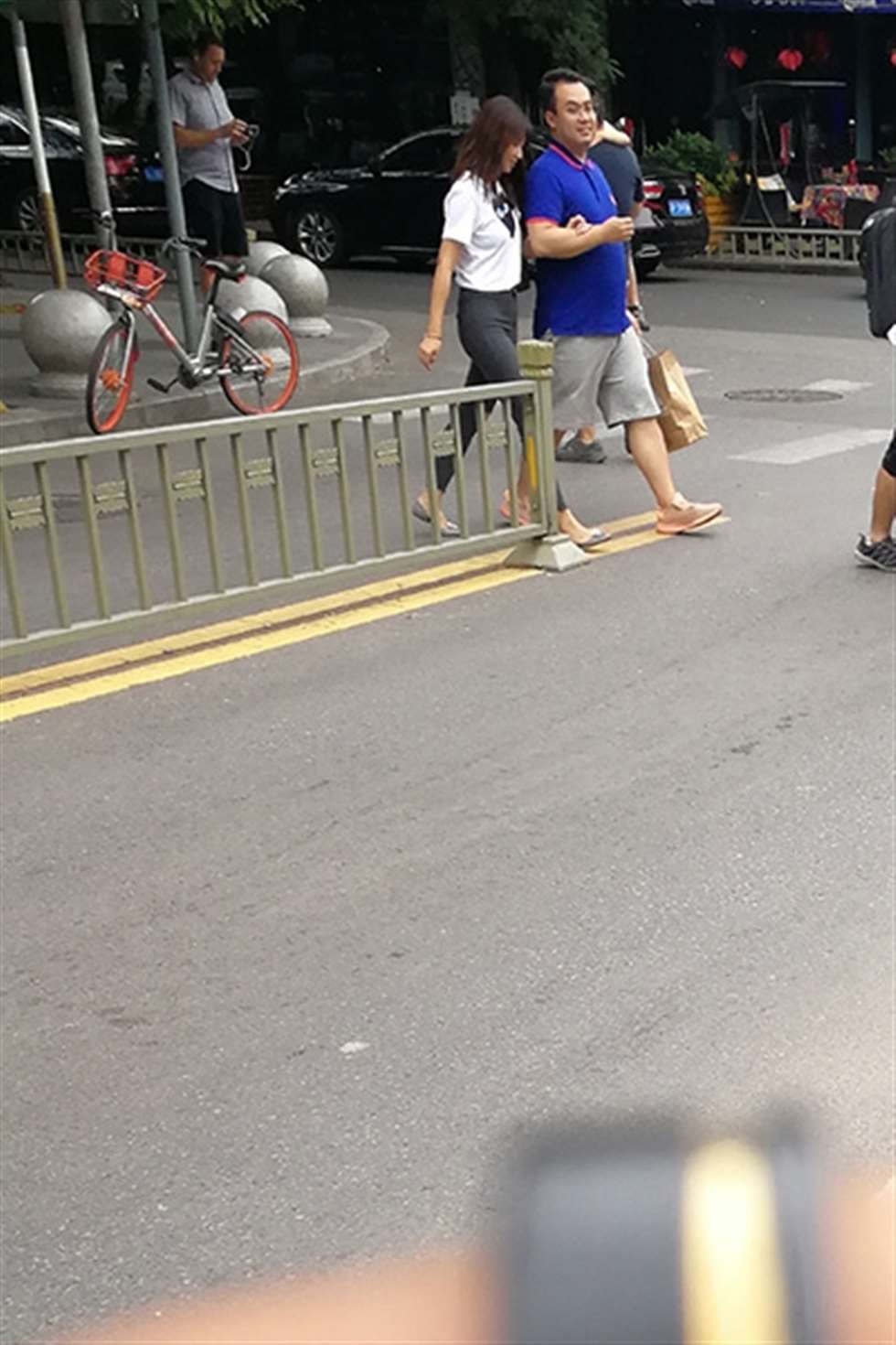 图片[3]-【小默赛帖】逛街紧身美女-街拍流行馆
