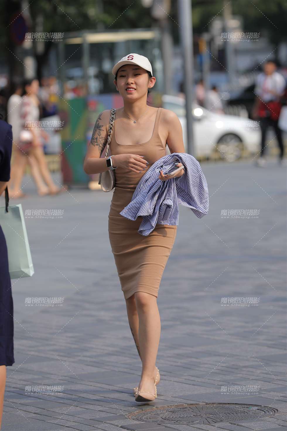 图片[3]-卡其色包臀裙小姐姐-街拍流行馆