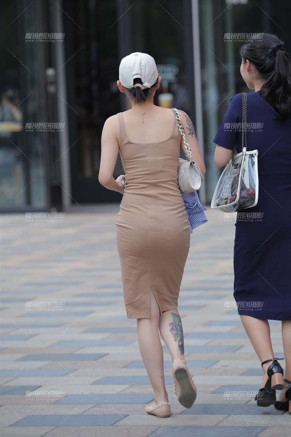图片[2]-卡其色包臀裙小姐姐-街拍流行馆