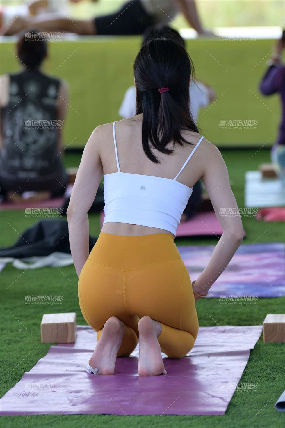 图片[1]-【小默赛帖】苗条紧身美女-街拍流行馆