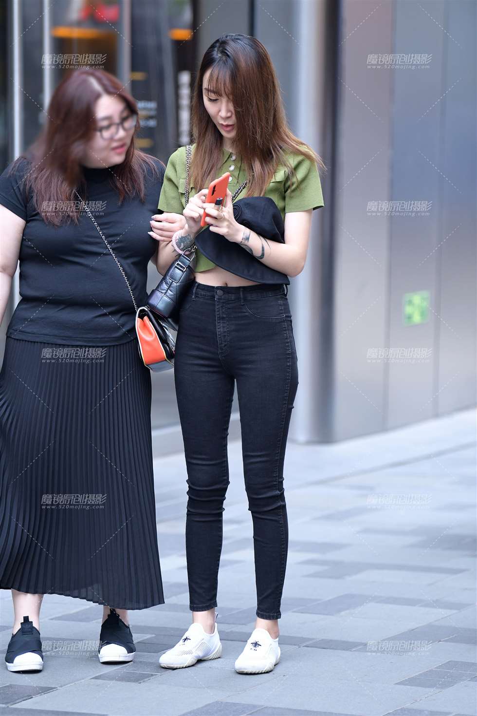 图片[1]-【小默赛帖】逛街两闺蜜-街拍流行馆