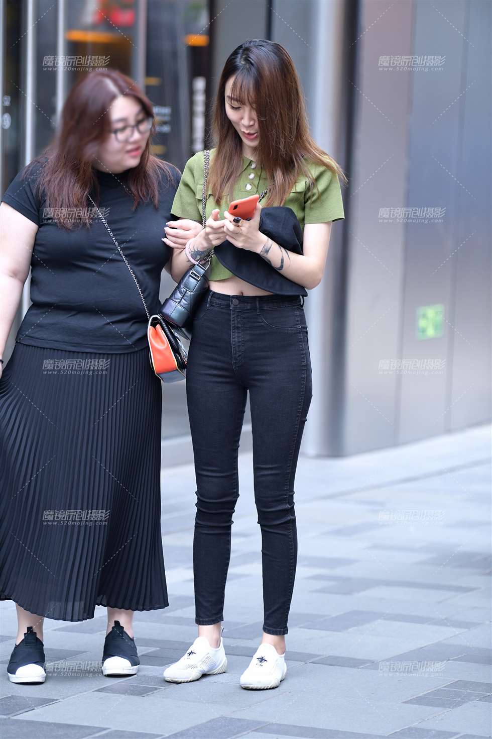 图片[4]-【小默赛帖】逛街两闺蜜-街拍流行馆