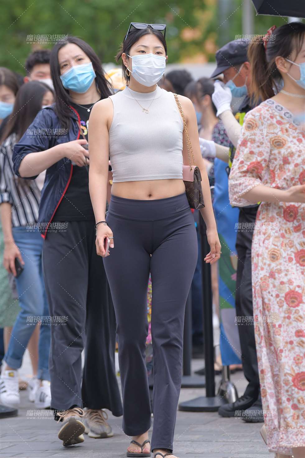 图片[1]-【红石赛帖】紧身裤美女-街拍流行馆