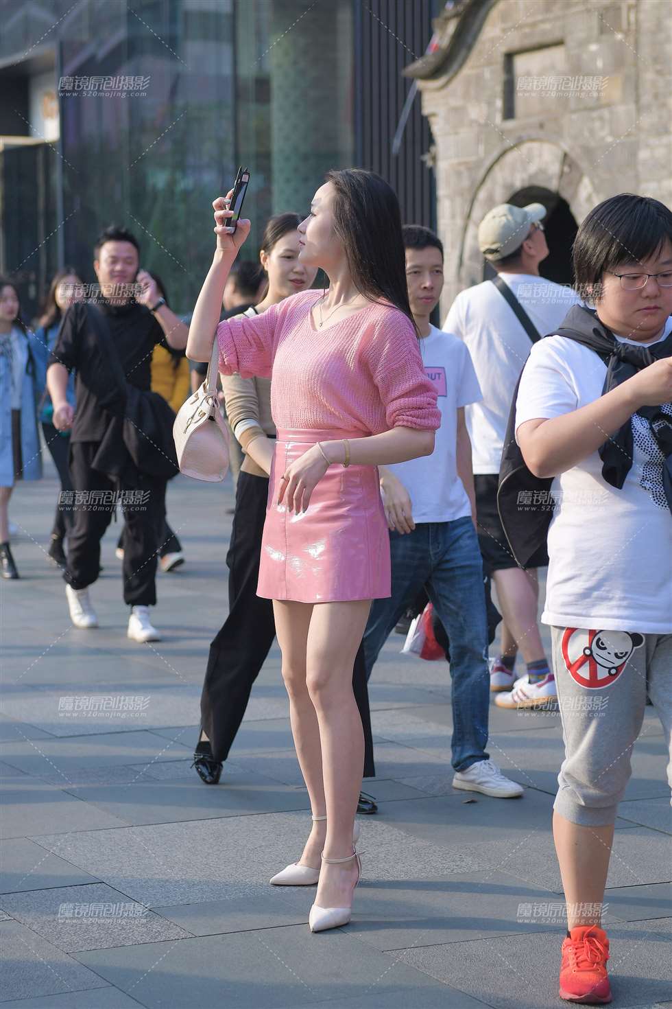 图片[1]-拍照de高跟美女-街拍流行馆