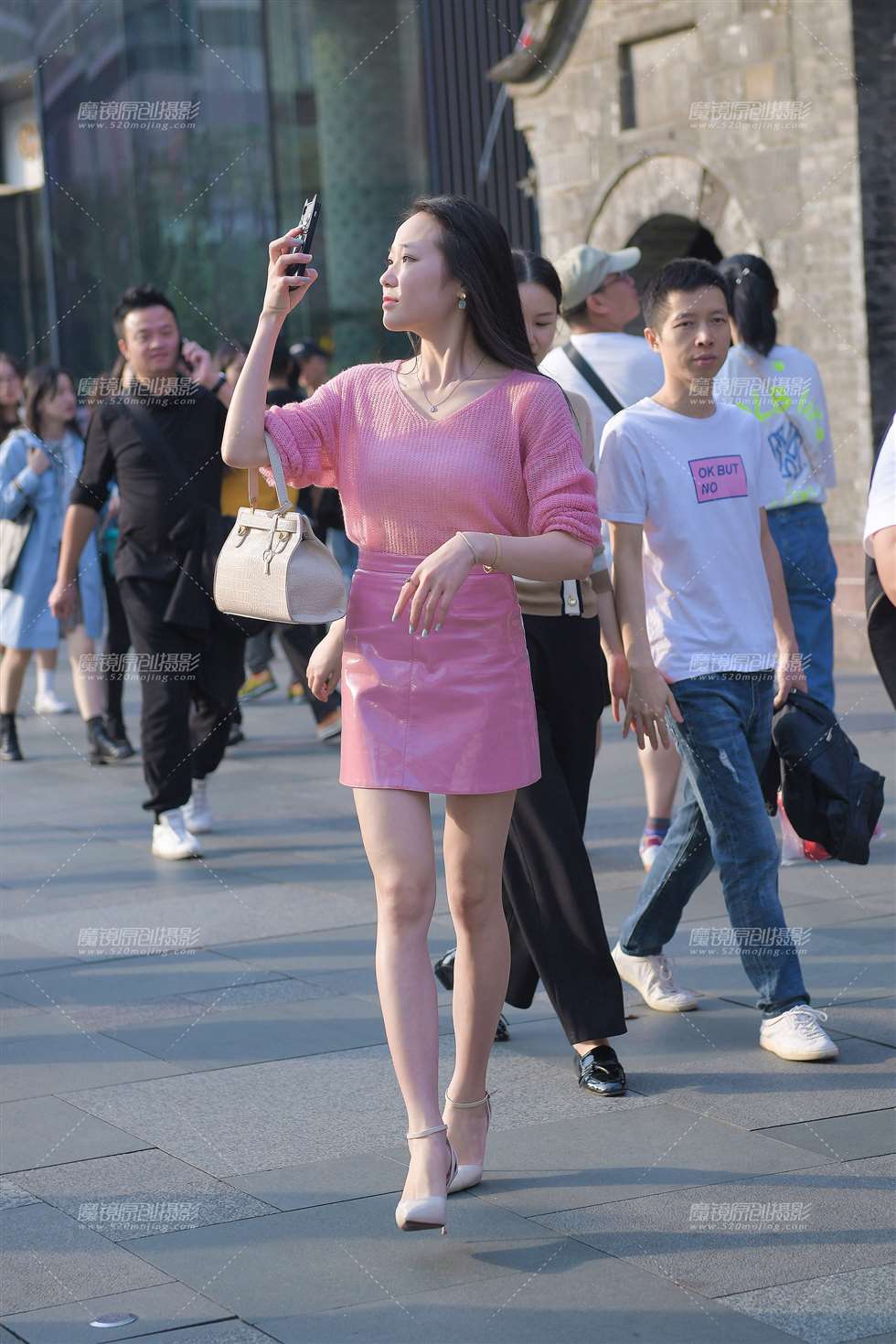 图片[3]-拍照de高跟美女-街拍流行馆