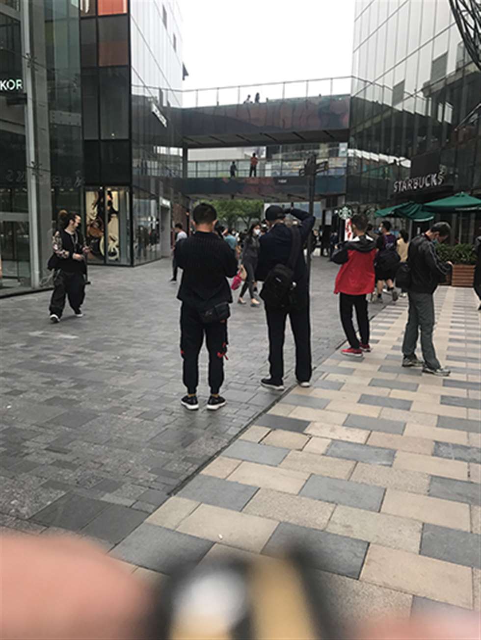 图片[3]-【玻璃赛帖】灰色紧牛小姐姐-街拍流行馆