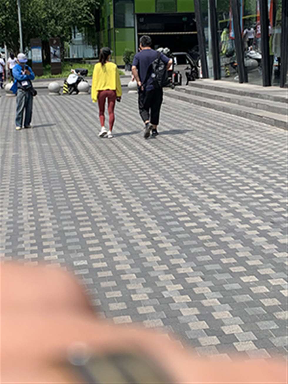图片[3]-【红石赛帖】粉色紧身美女-街拍流行馆
