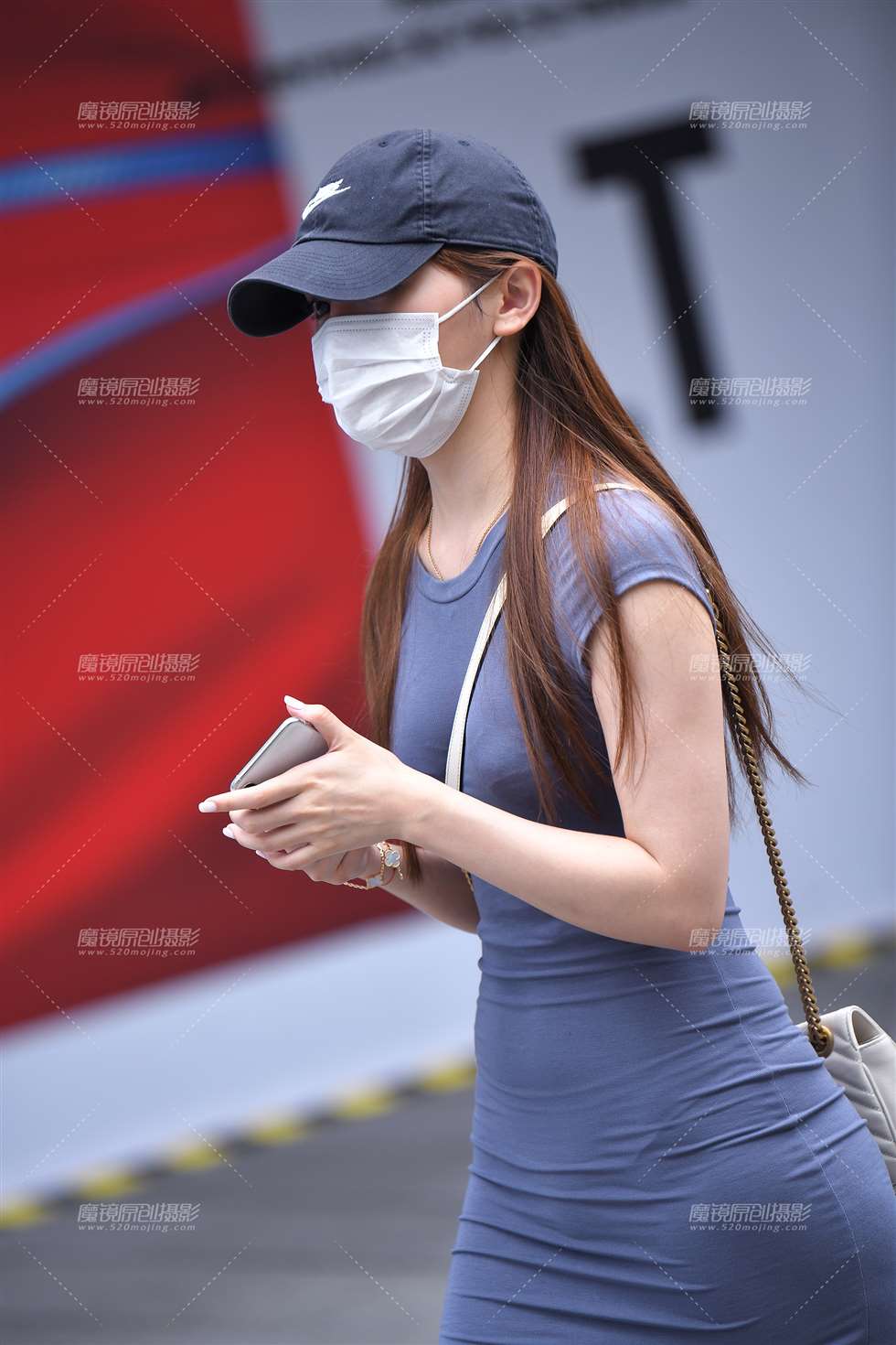 图片[1]-【咔喳赛帖】兰色紧身裙-街拍流行馆