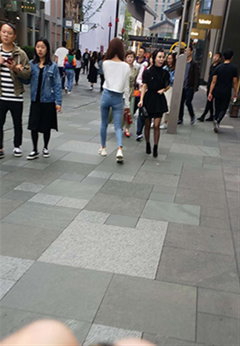图片[3]-【凯恩赛贴】文静漂亮的牛仔裤女孩-街拍流行馆