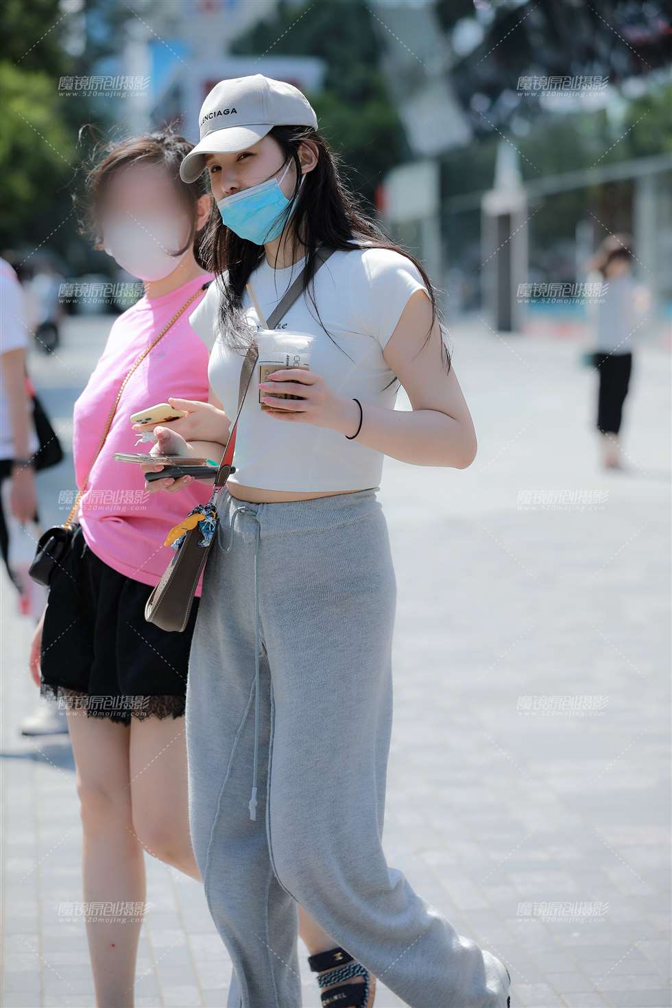 图片[1]-【玻璃赛帖】灰裤奶茶妹-街拍流行馆