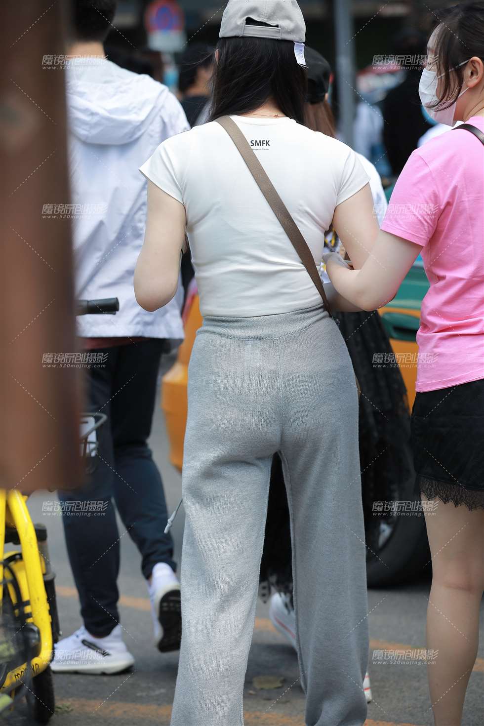 图片[2]-【玻璃赛帖】灰裤奶茶妹-街拍流行馆