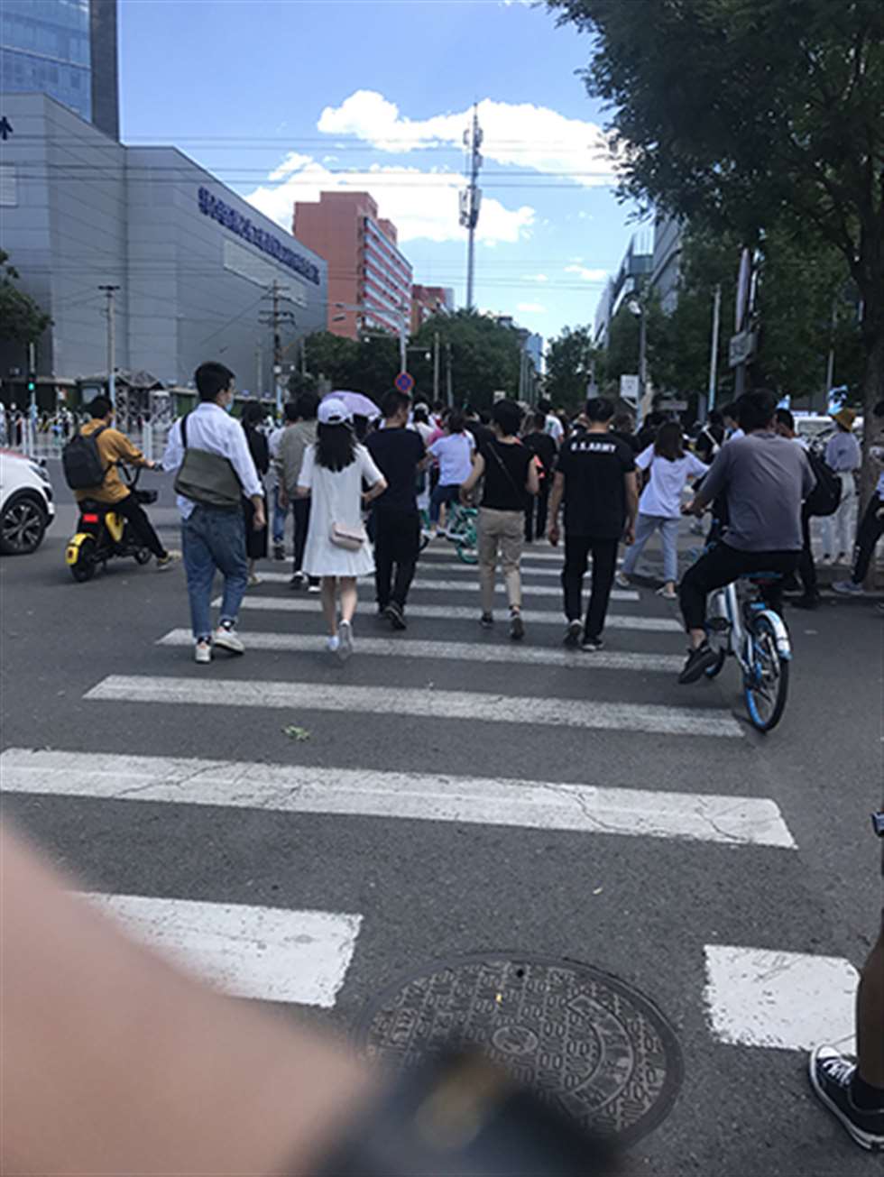 图片[3]-【玻璃赛帖】灰裤奶茶妹-街拍流行馆