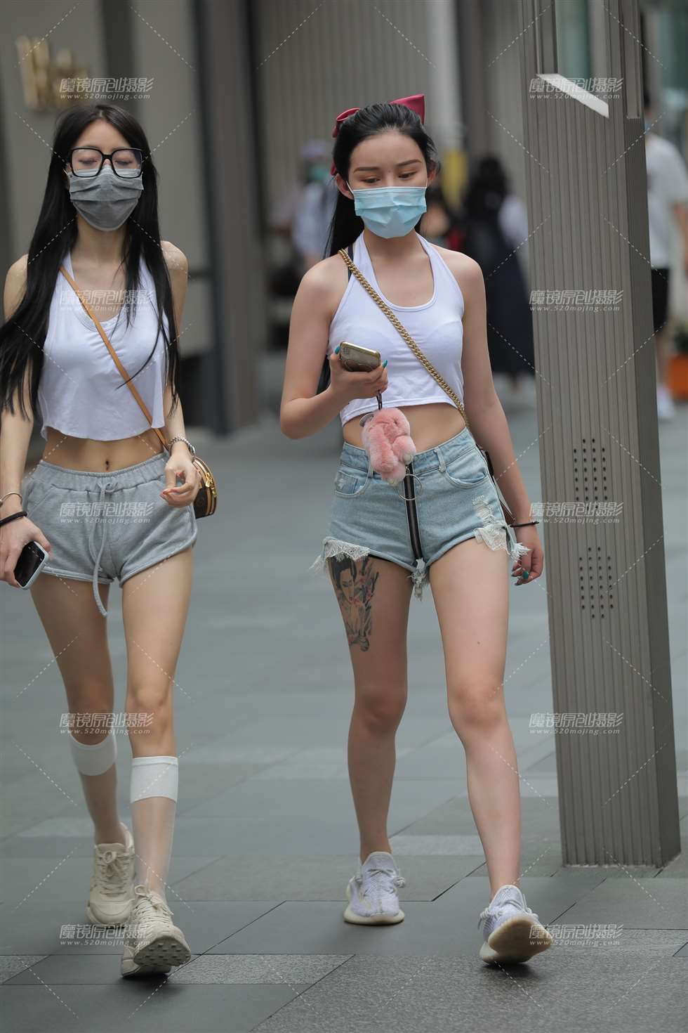 图片[3]-【凯恩赛帖】两个热裤女孩-街拍流行馆