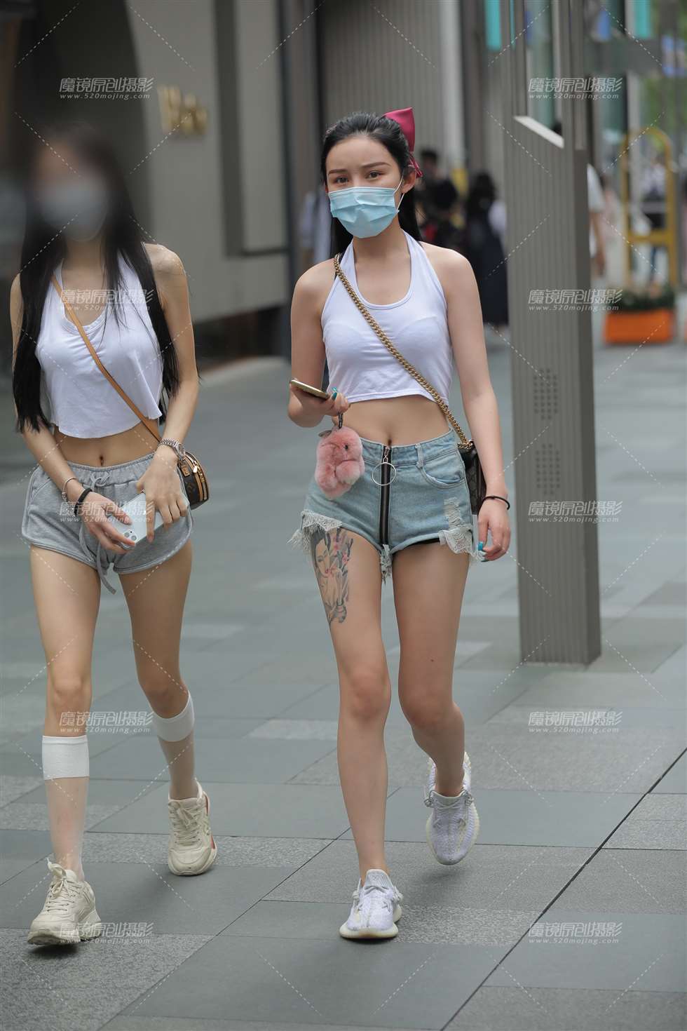 图片[4]-【凯恩赛帖】两个热裤女孩-街拍流行馆