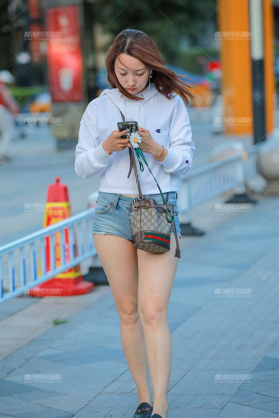图片[1]-【玻璃赛帖】回家路上偶遇热裤美眉-街拍流行馆