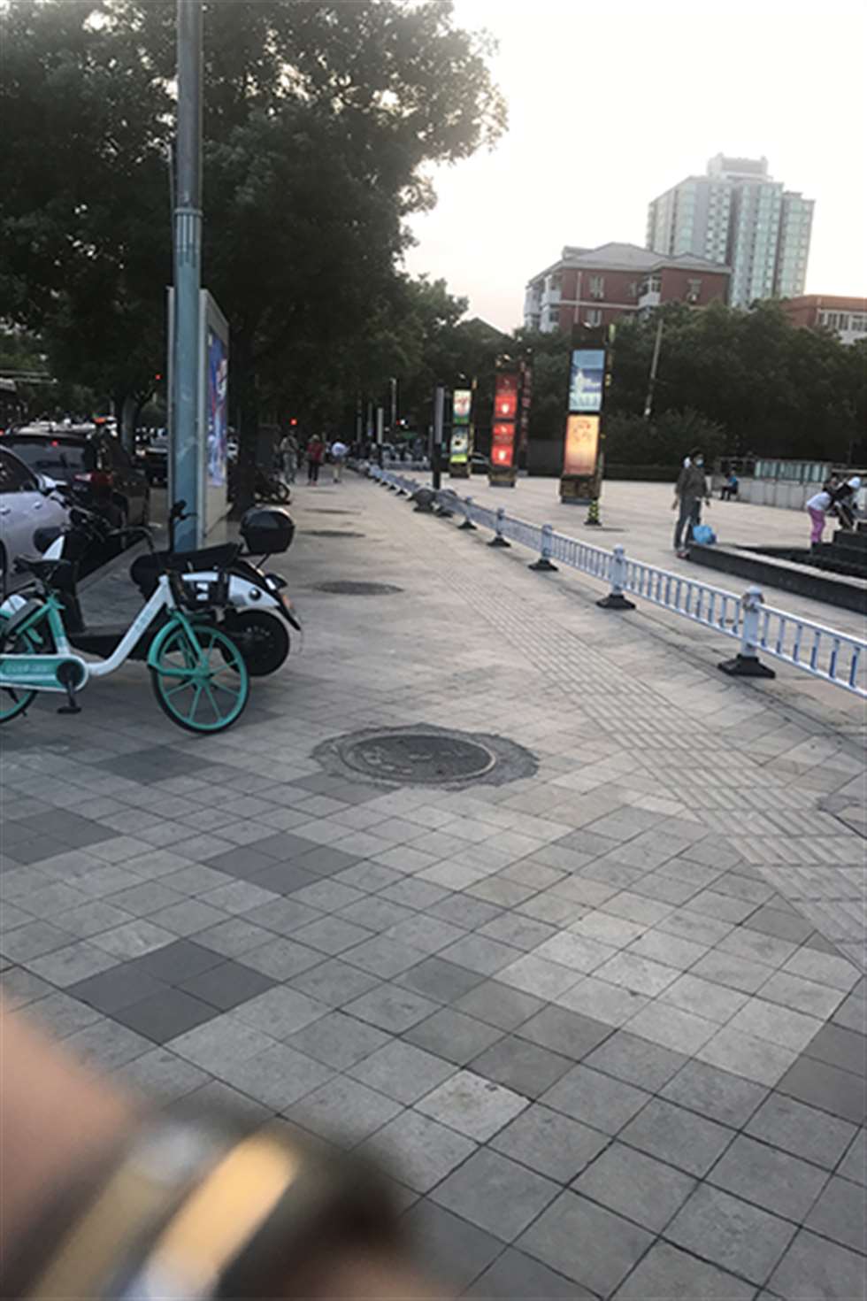 图片[3]-【玻璃赛帖】回家路上偶遇热裤美眉-街拍流行馆