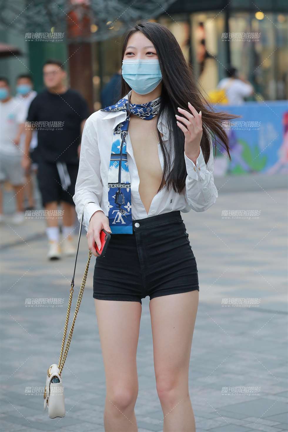 图片[1]-【玻璃赛帖】黑色热裤小妹-街拍流行馆