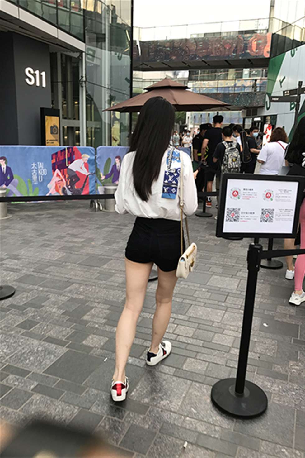 图片[3]-【玻璃赛帖】黑色热裤小妹-街拍流行馆