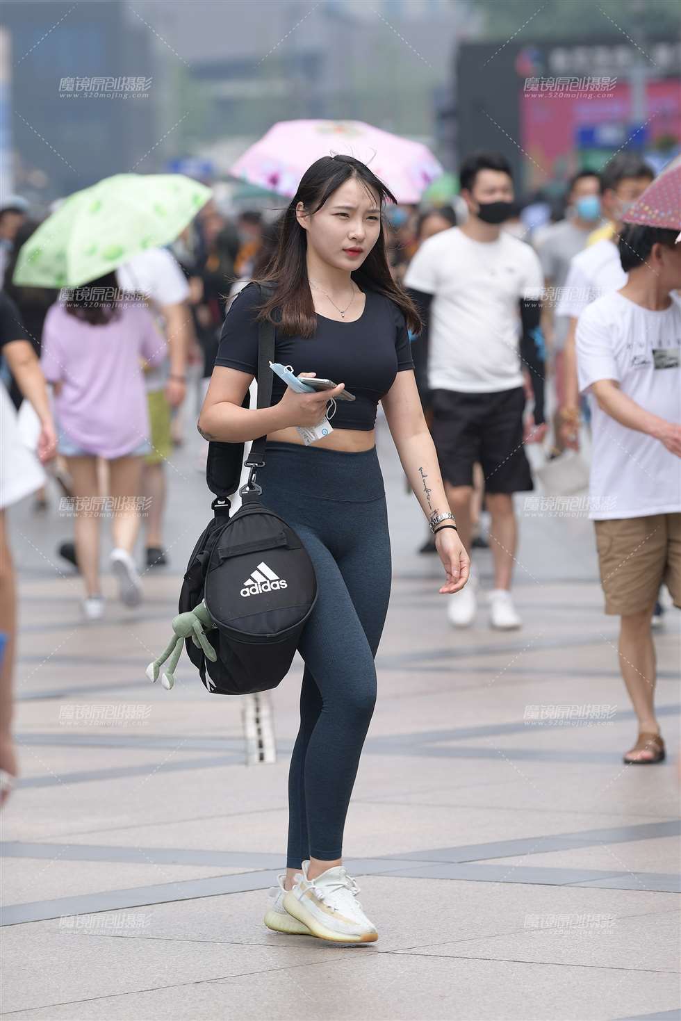 图片[4]-【视觉冲击赛贴】紧身翘臀美女-街拍流行馆